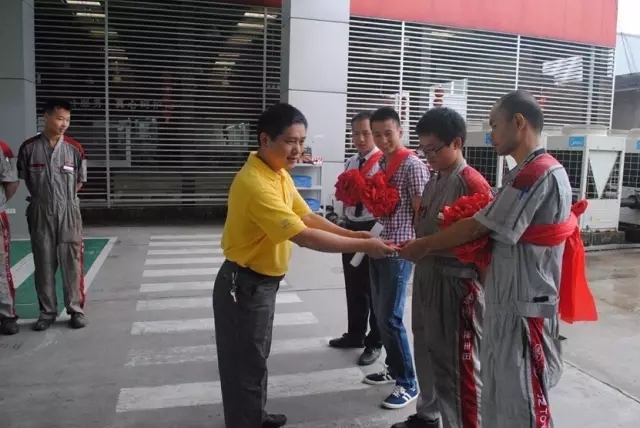 （售后經(jīng)理為售后服務(wù)部?jì)?yōu)秀員工頒獎）