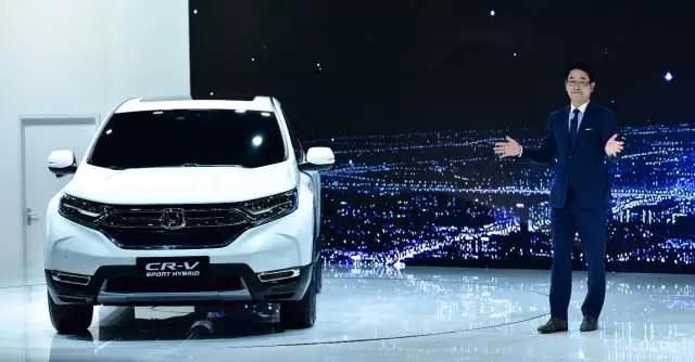 作為全球最暢銷(xiāo)的SUV， CR-V創(chuàng  )造了無(wú)數個(gè)奇跡。撇開(kāi)全球不說(shuō)，從2004年CR-V被引進(jìn)到中國市場(chǎng)以來(lái)，就開(kāi)拓了城市SUV市場(chǎng)，開(kāi)啟了國內高品質(zhì)SUV生活潮流。進(jìn)取之路永不停止，就在此次上海車(chē)展期間，東風(fēng)本田CR-V也終于迎來(lái)了全新?lián)Q代，實(shí)現了從內到外的全面革新。