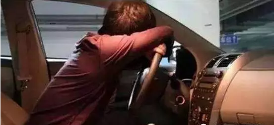 為什么很多人喜歡獨自坐在車(chē)里發(fā)呆？