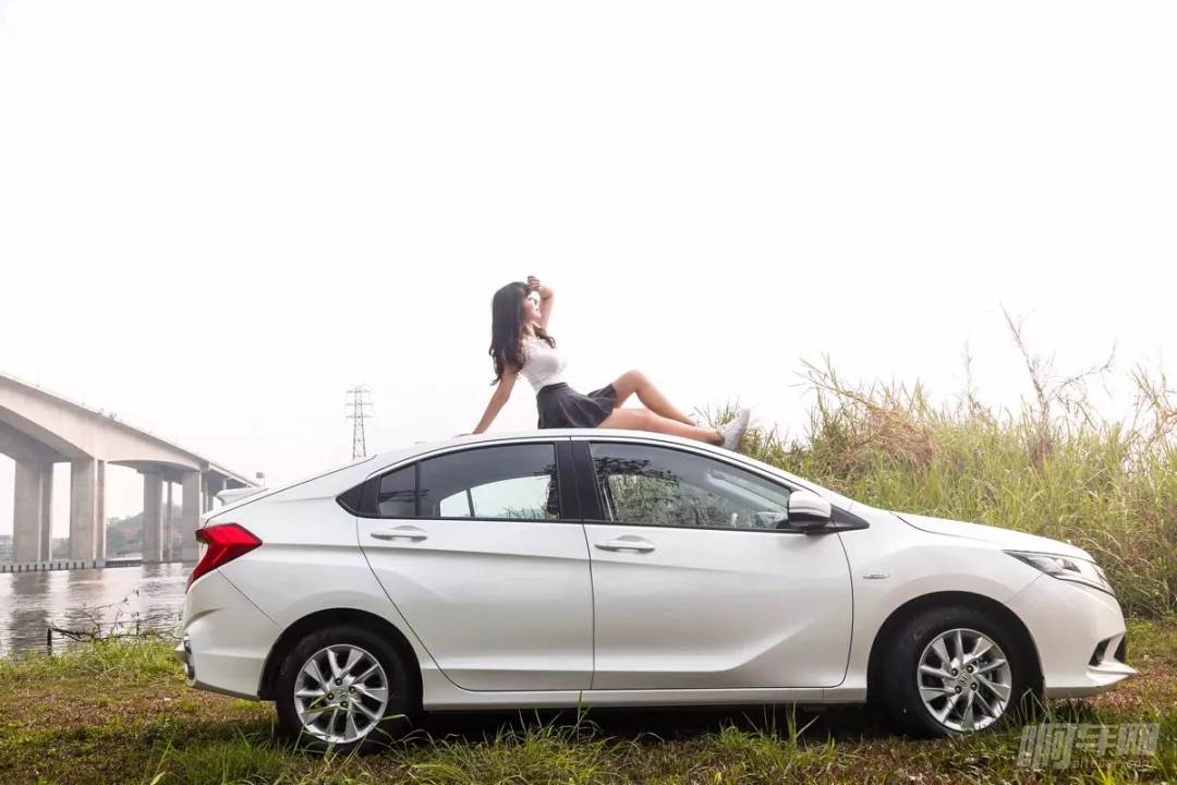90后美女車(chē)主攜萌寵出鏡 來(lái)場(chǎng)和競瑞不一般的約會(huì )